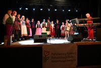 Zdjęcie: osoby występujące na scenie Mszczonowskiego Ośrodka Kultury