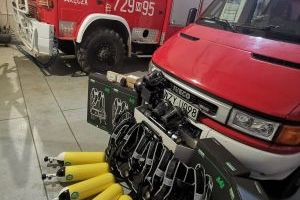 Zdjęcie: samochody bojowe i sprzęt ratowniczy znajdujący się w remizie strażackiej