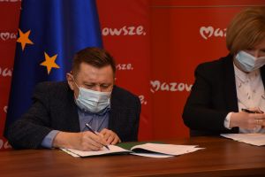 Zdjęcia przedstawiciele władzy samorządowej podczas podpisywania umowy na dofinannsowanie