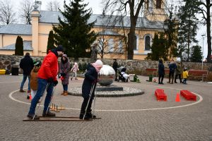 Zdjęcie: dziecko i dorosły bawiący się na dwuosobowych nartach podczas wydarzenia Feriada