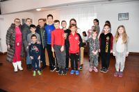 Zdjęcie: dzieci z Ukrainy z przedstawicielami samorządu