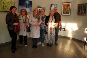 Zdjęcie: Kobiety i mężczyźni stojący w galerii MOK podczas wernisażu