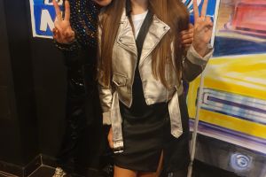 Zdjęcie: Dziewczyna biorąca udział w program The Voice Kids z kobietą - wokalistką Cleo