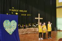 Zdjęcie: dzieci biorące udział w przedstawieniu szkolnym