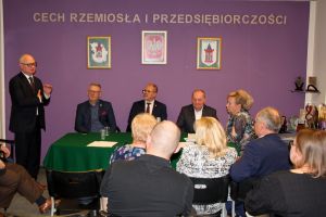 Zdjęcie: Mężczyźni i kobiety zgromadzeni podczas zebrania Cechu