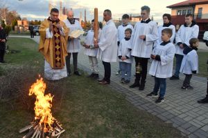 Zdjęcie: Obchody Wielkiego Piątku - ksiądz i ministranci stojący przy ognisku