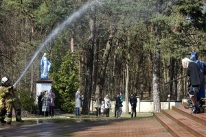 Zdjęcia: Landy Poniedziałek w Lutkówce- strażacy polewający wodą