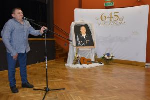 Zdjęcie: Mężczyzna - Burmistrz Mszczonowa przemawiający podczas wieczoru wspomnień śp. Jacka Zielonko