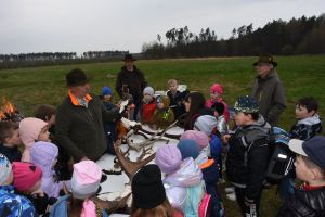 Zdjęcie: myśliwy podczas zajęć pokazowych z uczniami