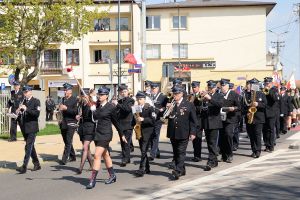 Zdjęcie: Orkiestra Ochotniczej Straży podczas  przemarszu