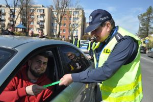 Zdjęcie: Policja i motocykliści podczas akcji informacyjnej