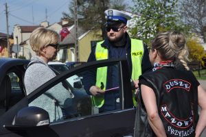 Zdjęcie: Policja i motocykliści podczas akcji informacyjnej