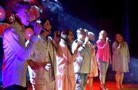 Zdjęcie: osoby śpiewające na scenie podczas koncertu z okazji Dnia Matki