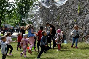 Zdjęcie: Dzieci podczas zabaw w Parku Miejskim