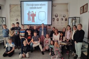Zdjęcie: uczniowie podczas zwiedzania Izby Pamięci Rodziny Maklakiewiczów