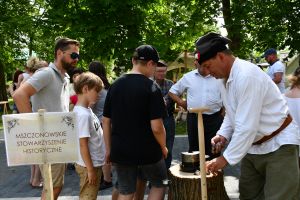 Zdjęcie: Osoby uczestniczące w obchodach Festiwalu Świętojańskiego