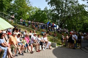 Zdjęcie: Osoby uczestniczące w obchodach Festiwalu Świętojańskiego