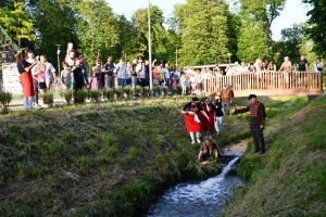 Zdjęcie: Osoby uczestniczące w obchodach Festiwalu Świętojańskiego