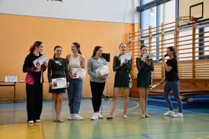 Zdjęcie: Dziewczyny - nastolatki uczestniczki zajęć SKF Fresh z otrzymanymi dyplomami  z wyróżnieniem