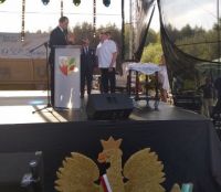 Zdjęcie: Burmistrz Mszczonowa z przedstawicielami władz Żabiej woli na scenie