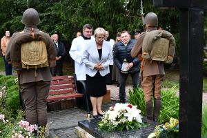 Zdjęcia: osoby uczestniczące w obchodach Bitwy Mszczonowskiej