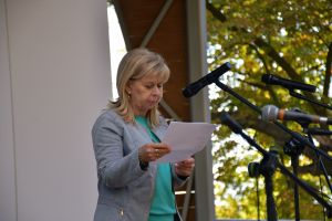 Zdjęcie: osoby uczestniczące w Narodowym Czytaniu