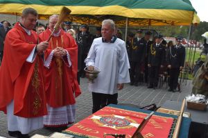 Zdjęcie: osoby uczestniczące w otwarciu wyremontowanej strażnicy