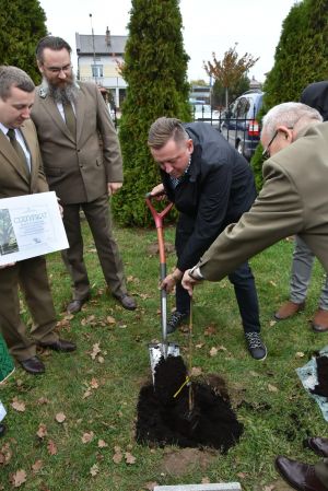 Zdjęcie: Myśliwi, ksiądz i przedstawiciele władz samorządowych podczas wsadzania dębu