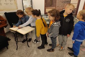 Zdjęcie: dzieci w wieku szkolnym podczas wizyty w Izbie Pamięci Rodziny Maklakiewiczów
