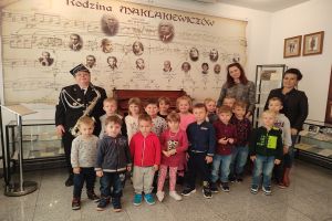 Zdjęcie: dzieci w wieku szkolnym podczas wizyty w Izbie Pamięci Rodziny Maklakiewiczów