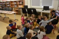 Zdjęcie: dzieci podczas spotkań w bibliotece