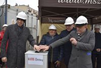 Zdjęcie: osoby uczestniczące podczas uruchomienia drugiego odwiertu wód geotermalnych