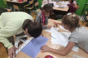 Zdjęcie: uczniowie podczas zajęć w klasie szkolnej