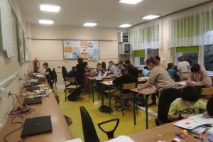 Zdjęcie: uczniowie podczas zajęć w klasie szkolnej