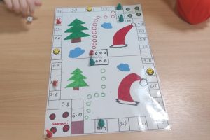 Zdjęcie: uczniowie podczas zajęć w klasie szkolnej