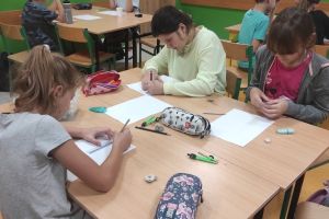 Zdjęcie: uczniowie podczas zajęć w klasie szkolnej