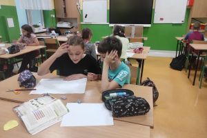 Zdjęcie: uczniowie podczas zajęć w klasie szkolnej