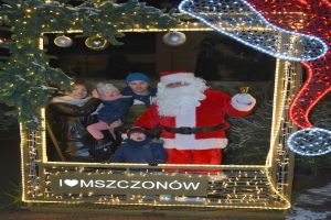 Zdjęcie: osoby uczestniczące w atrakcjach jarmarku