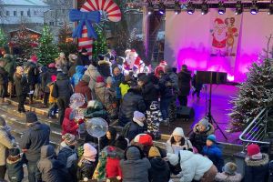 Zdjęcie: osoby uczestniczące w atrakcjach jarmarku