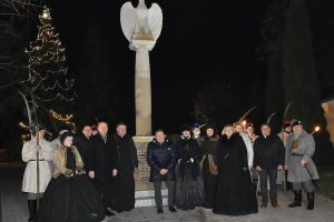 Zdjęcie: osoby uczestniczące w uroczystym odsłonięciu pomnika