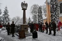 Zdjęcie: Żołnierze w warcie honorowej stojący przy pomniku