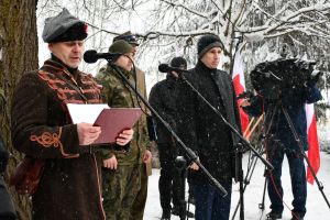 Zdjęcia: osoby uczestniczące w obchodach 160 rocznicy Powstania Styczniowego