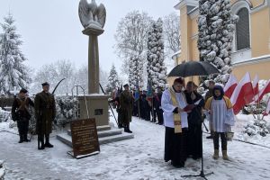 Zdjęcia: osoby uczestniczące w obchodach 160 rocznicy Powstania Styczniowego