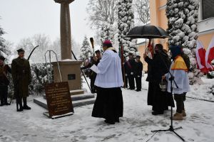 Zdjęcia: osoby uczestniczące w obchodach 160 rocznicy Powstania Styczniowego