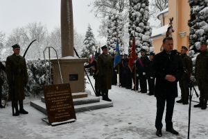 Zdjęcia: osoby uczestniczące w obchodach 160 rocznicy Powstania Styczniowego