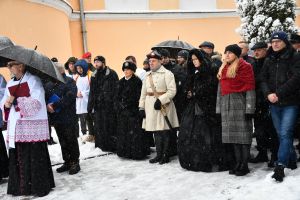 Zdjęcia: osoby uczestniczące w obchodach 160 rocznicy Powstania Styczniowego