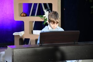 Zdjęcie: osoby uczestniczące w Finale Wielkiej Orkiestry Świątecznej Pomocy
