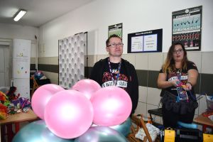 Zdjęcie: osoby uczestniczące w Finale Wielkiej Orkiestry Świątecznej Pomocy
