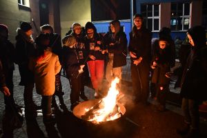 Zdjęcie: osoby uczestniczące w Finale Wielkiej Orkiestry Świątecznej Pomocy