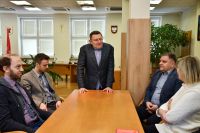 Elegancko ubrani ludzie na sali konferencyjnej